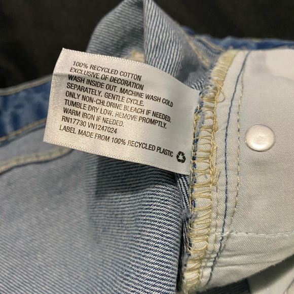 Wild Fable’s Women's Low-Rise Denim Mini Skirt - Medium Wash
Patches Size: 18 - Picture 9 of 11